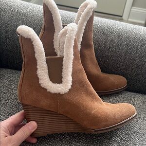 Andre Assous Cognac Siesta Genuine Suede /Faux Shearling wedge Boots Size 7.5